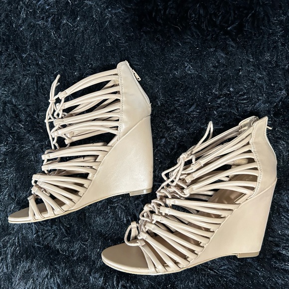 Express Open Toe Wedge - Picture 2 of 13